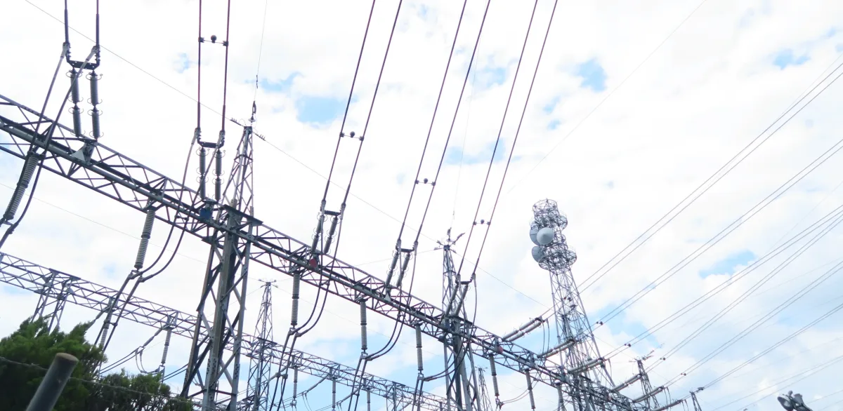 変電所に接続される高圧送電線