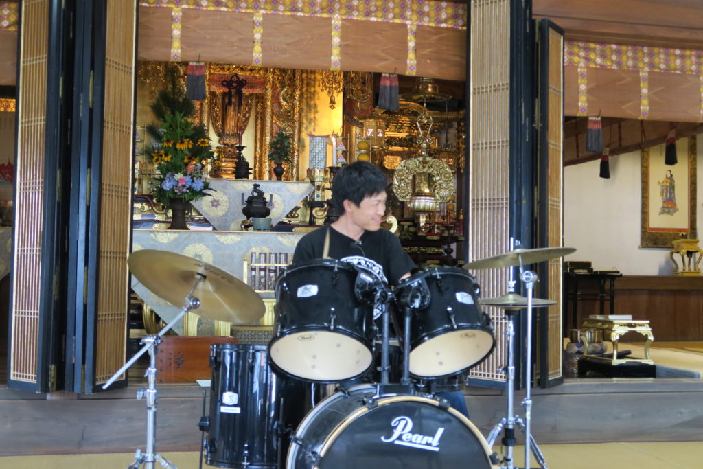 ドラムを演奏する山口さん