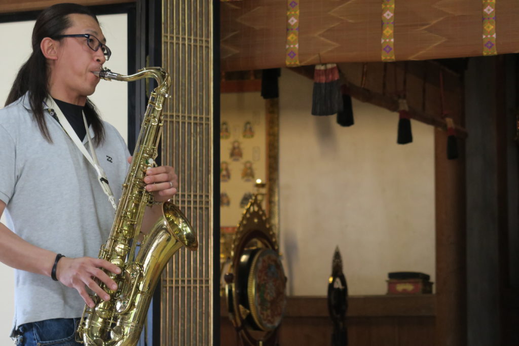 サックスを演奏する加登岡さん