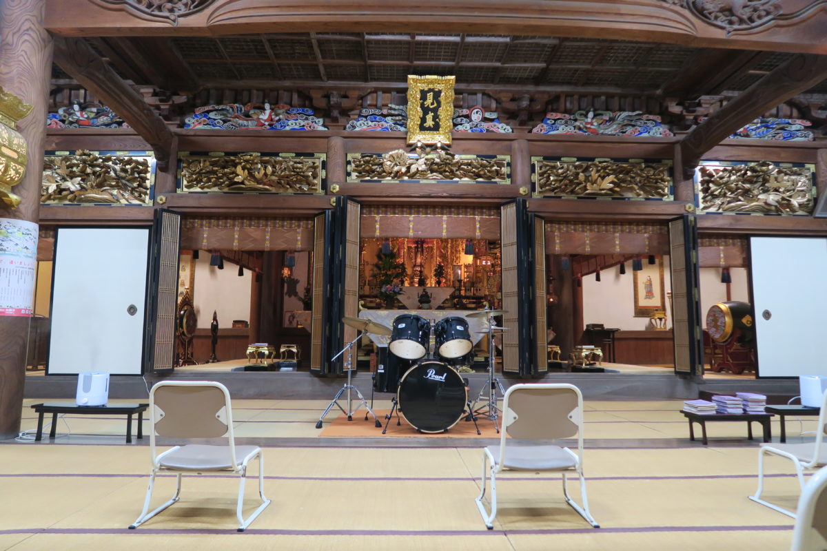本堂にドラムセット